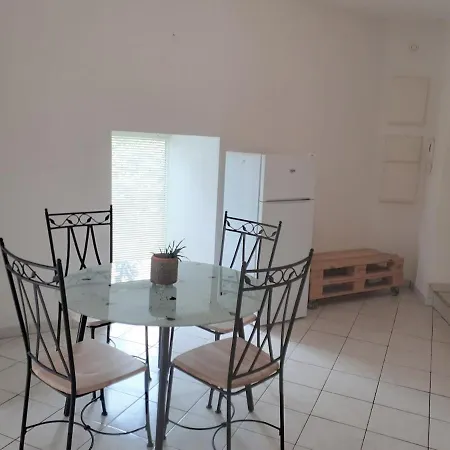 Daire Rez De Chaussee Avec Terrasse Et Jardin A