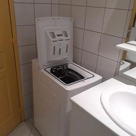 Rez De Chaussee Avec Terrasse Et Jardin A Tence