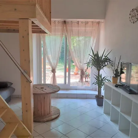 Daire Rez De Chaussee Avec Terrasse Et Jardin A