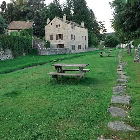 Rez De Chaussee Avec Terrasse Et Jardin A