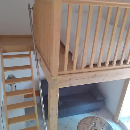 Rez De Chaussee Avec Terrasse Et Jardin A * Tence